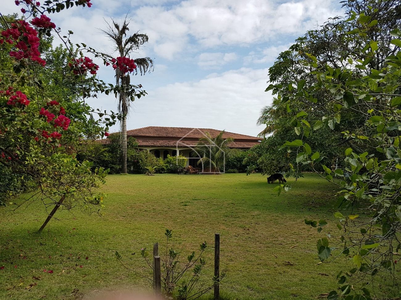 Terreno em Manguinhos de esquina com 1.859m²