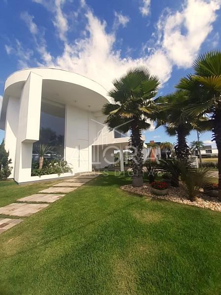 Uma residência que redefine luxo: 577m² de exclusividade, sofisticação e vista para o lago em condomínio fechado. — foto 2