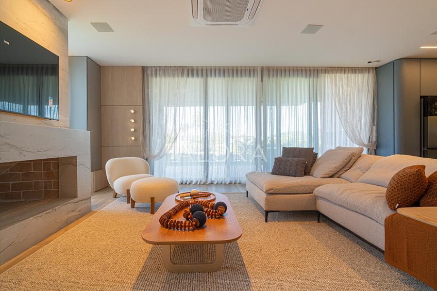 Viva o auge da sofisticação: uma residência que redefine o conceito de luxo em Torres. — foto 2