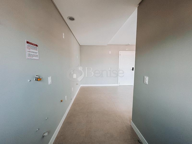 3 su�tes, living integrado e 2 vagas - Centro, Cambori� 32