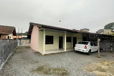 Casa com amplo terreno!