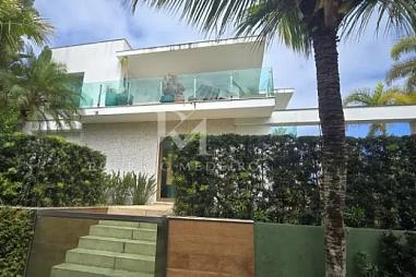 Casa à venda em Jurerê Internacional, Florianópolis, a 50m do mar