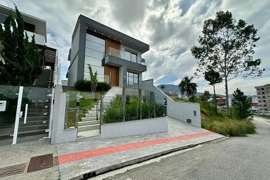 Casa com 3 suítes e vista aberta na Pedra Branca, Palhoça