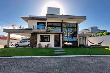 Casa em condomínio no Campeche com 4 quartos, vista para parque, mobiliada e com área gourmet.