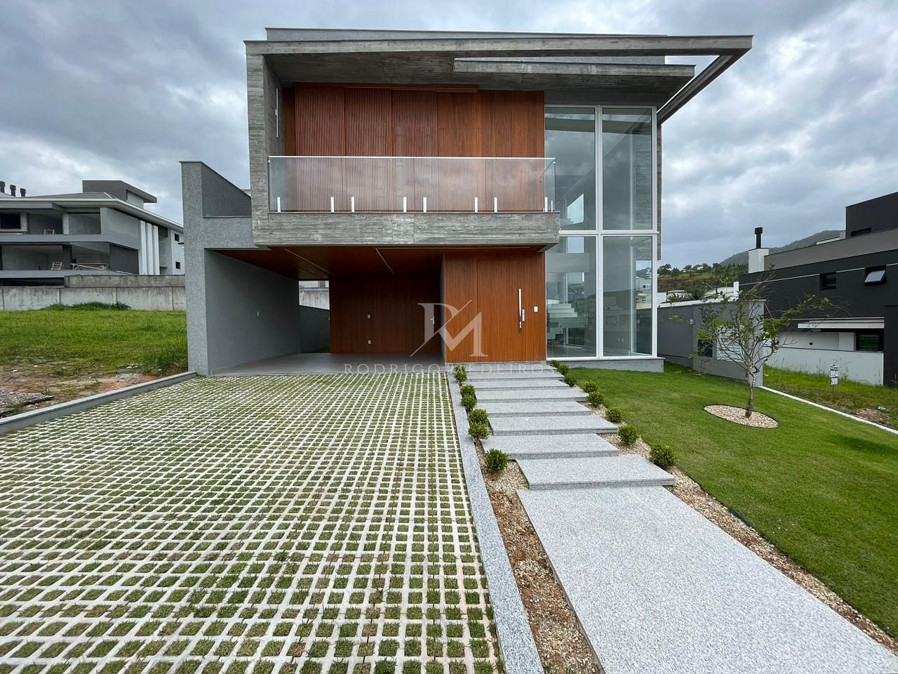 Casa 4 Dormitórios (3 Suítes) - Pedra Branca, Palhoça-SC