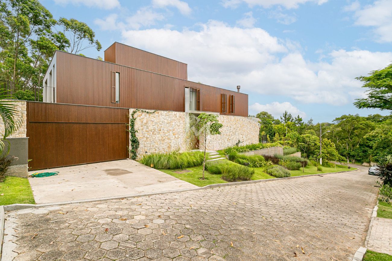 Casa à venda em Cacupé, Florianópolis/SC, com 4 suítes