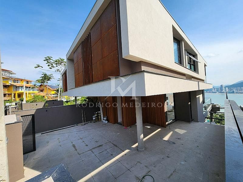 Mansão suspensa à venda em Itapema-SC com 4 suítes e 376m²