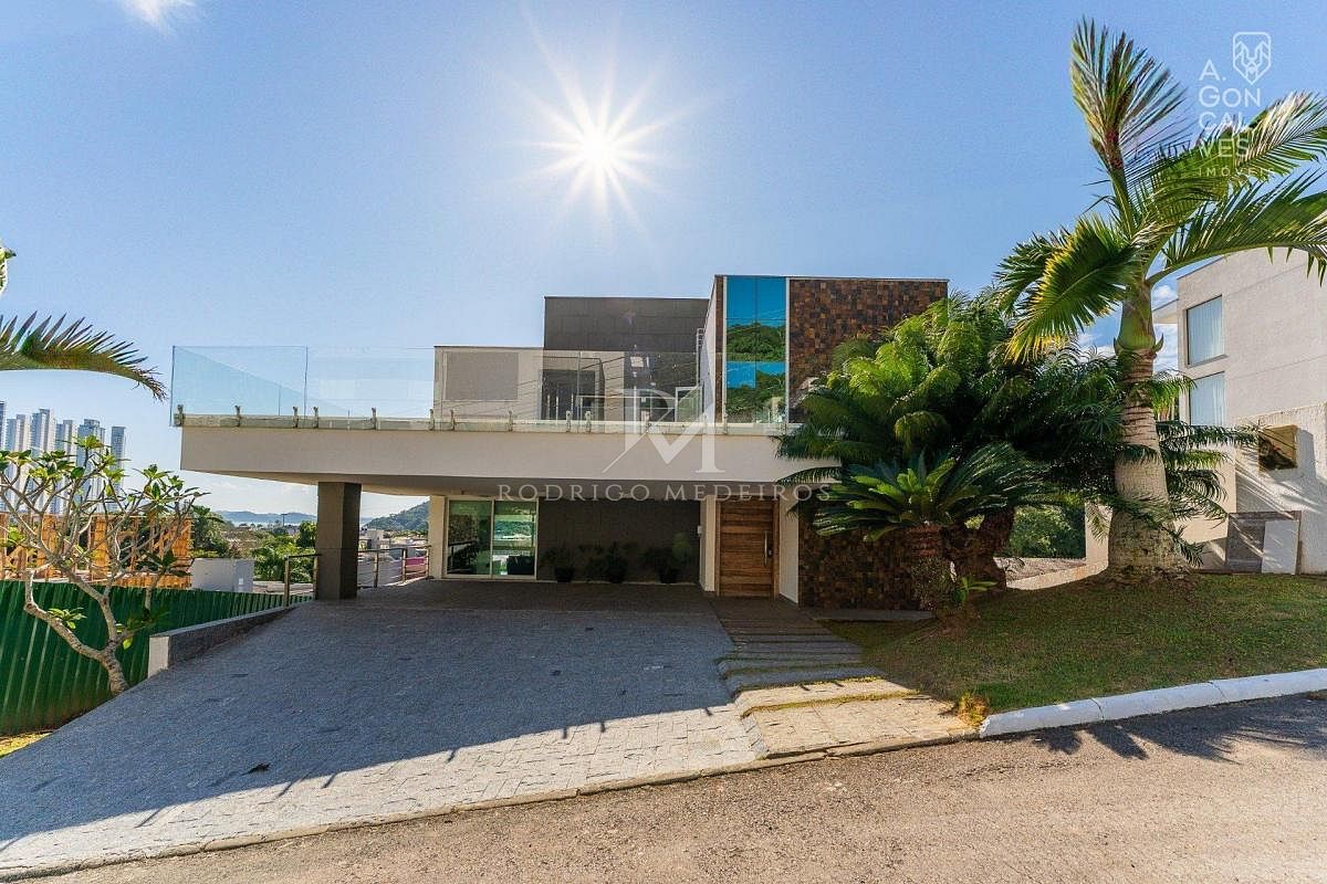 Casa mobiliada com 4 suítes à venda na Barra, Balneário Camboriú