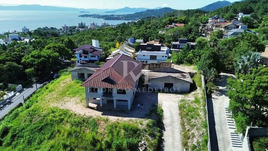 Mansão em construção com vista panorâmica para a Baía Norte no João Paulo, Florianópolis/SC