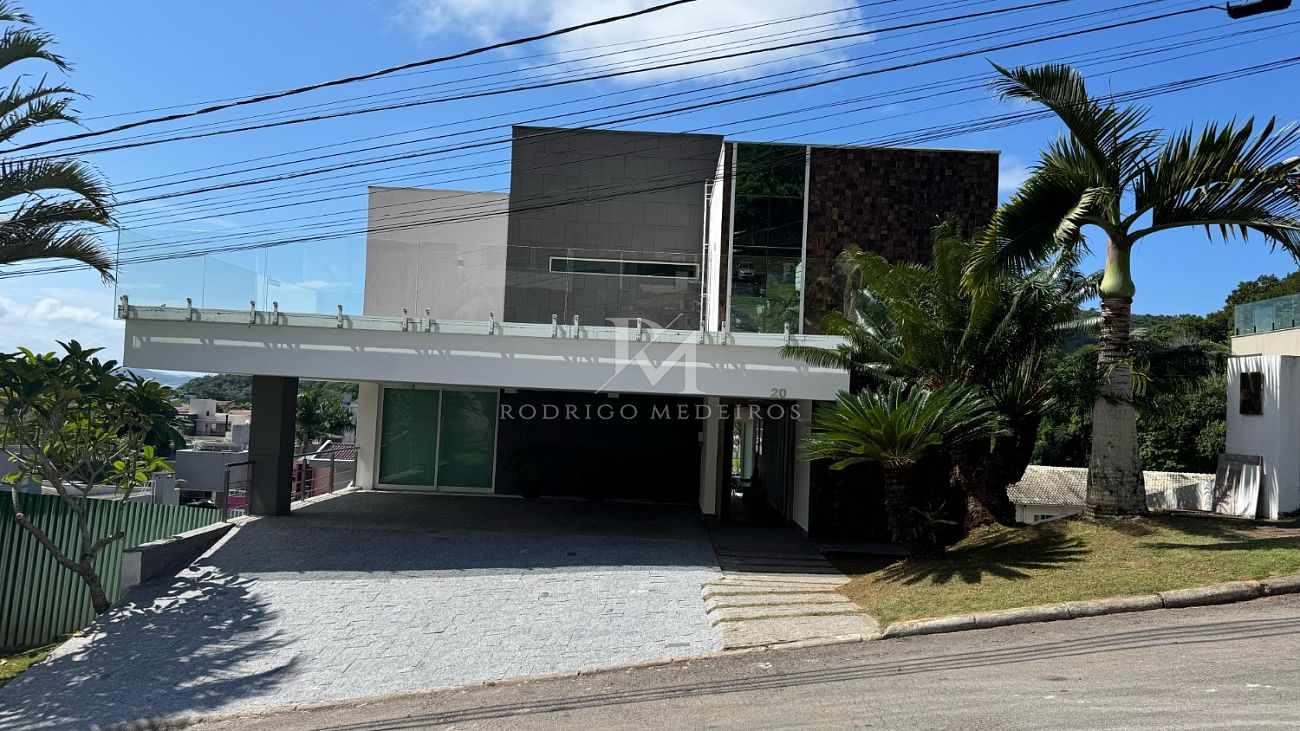 Casa à venda com 4 suítes na Barra, Balneário Camboriú-SC – Vista para o mar