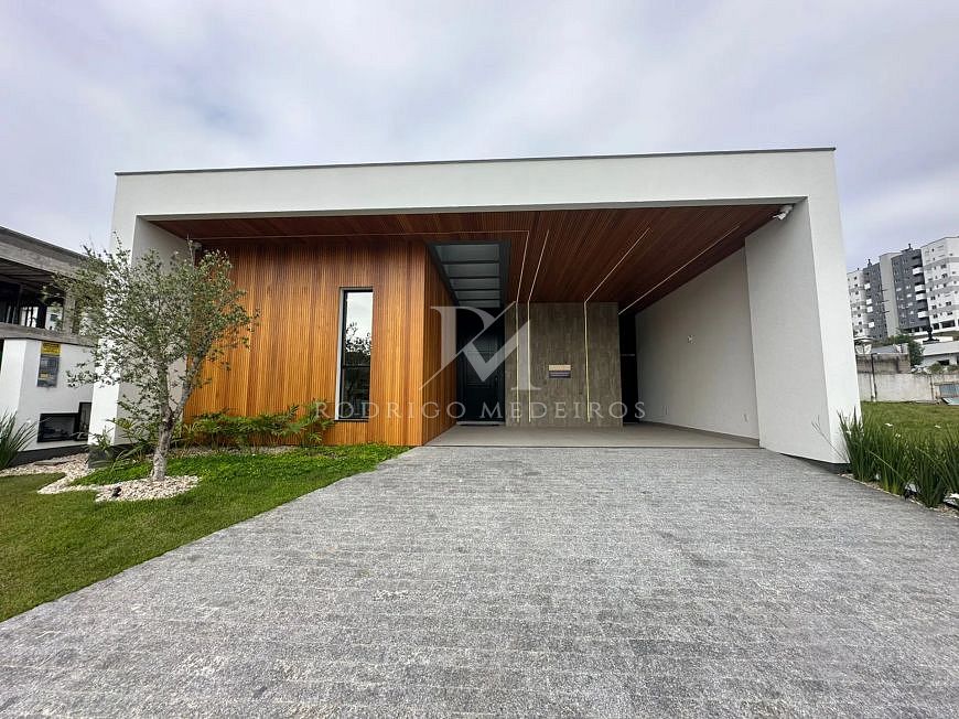 Casa à venda em Pedra Branca, Palhoça – 3 suítes e piscina