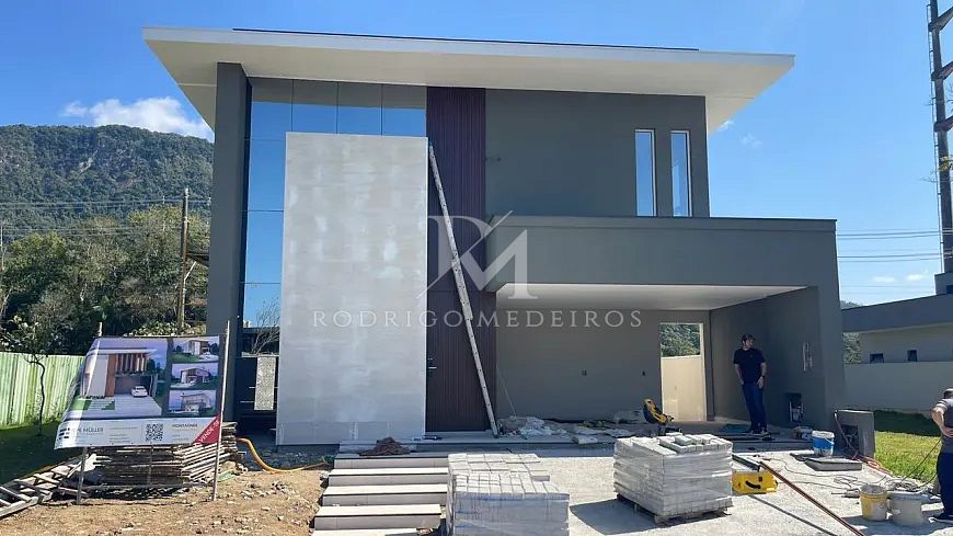 Casa à venda no Reserva da Pedra, Pedra Branca, PalhoçaSC – 4 dormitórios e piscina