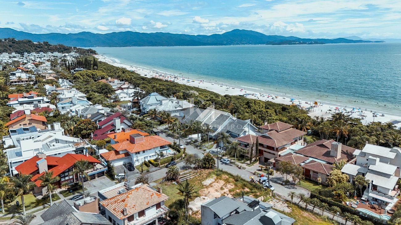 Terreno de esquina a poucos metros do mar em Jurerê Internacional, Florianópolis