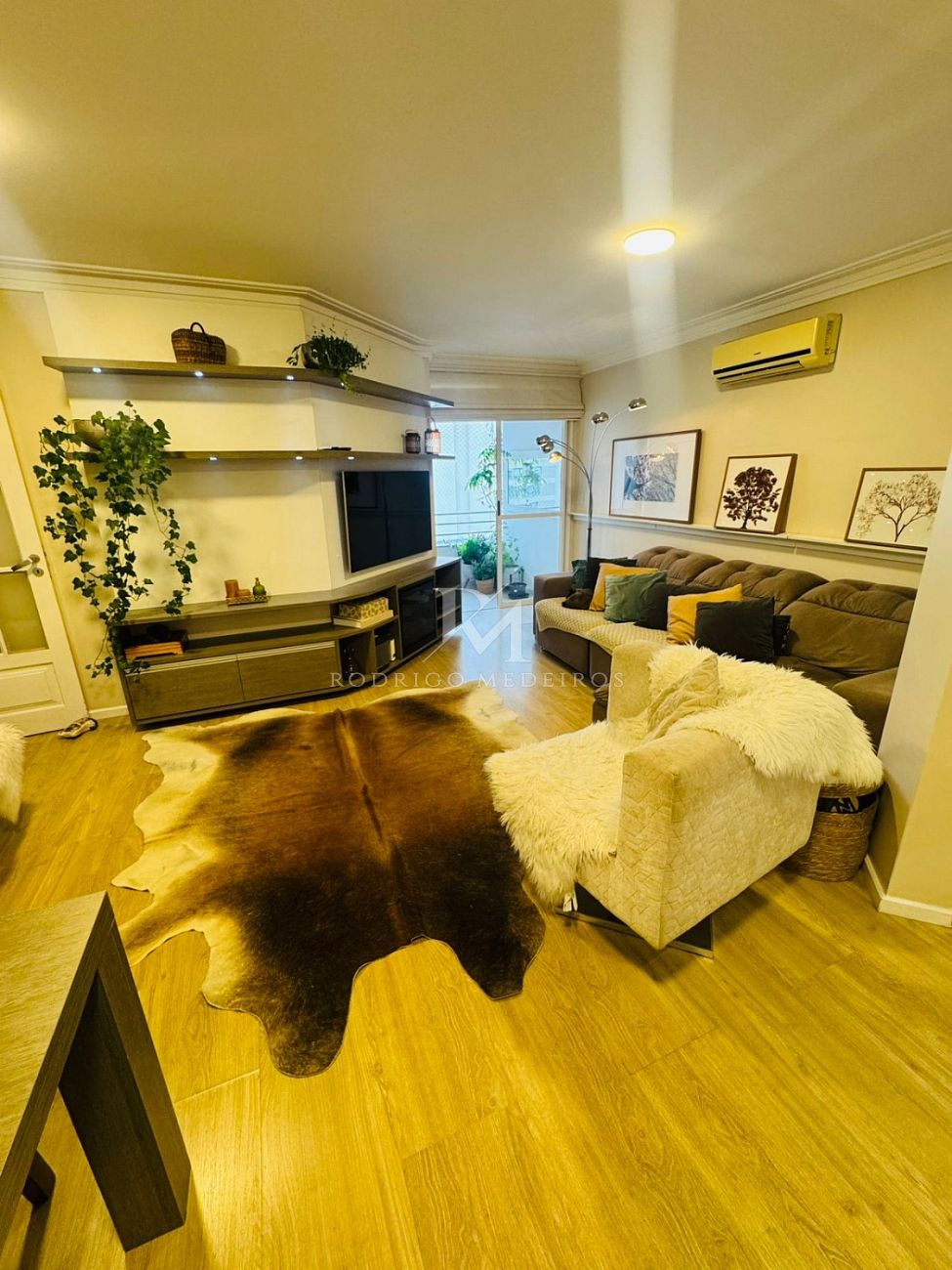 Apartamento mobiliado e decorado à venda no Centro de Florianópolis com 4 dormitórios,