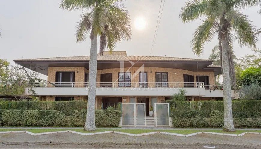 Casa com 5 suítes a 100m do mar em Jurerê Internacional, Florianópolis-SC