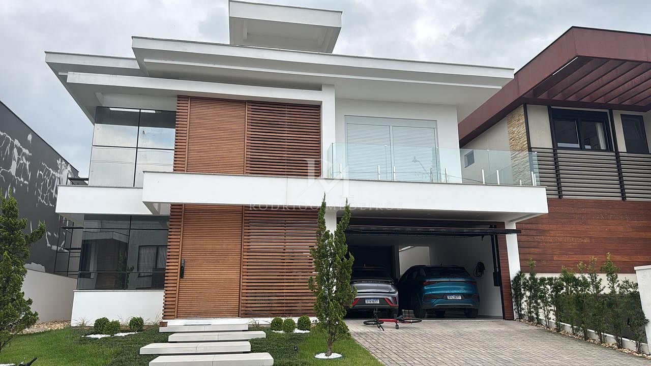 Casa alto padrão à venda na Pedra Branca, Palhoça/SC com 3 suítes