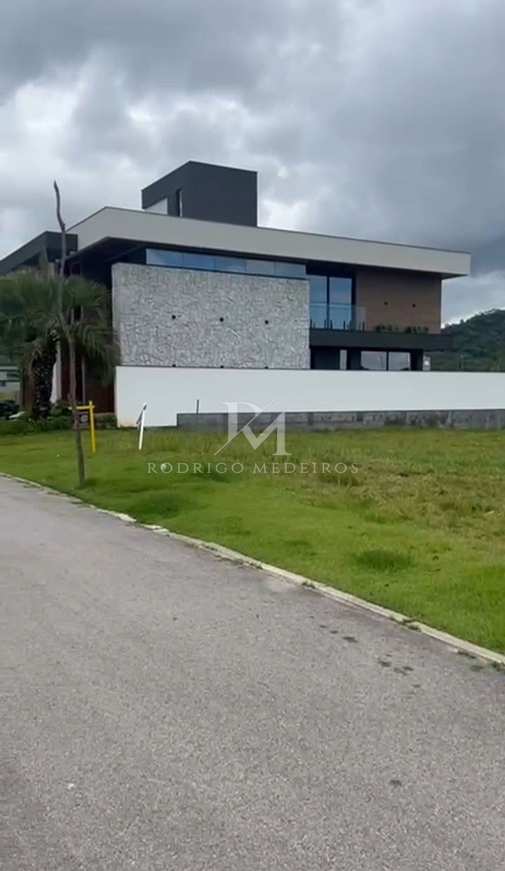 Terreno de 300m² à venda no Reserva da Pedra, Palhoça – fundos para o lago