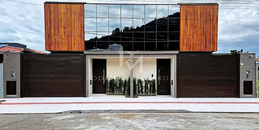 Sobrado triplex com 3 suítes no Centro de Balneário Camboriú