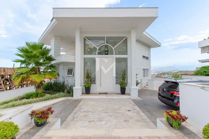 Casa em condomínio com 4 suítes e vista para o mar no Bosque das Mansões, São José/SC