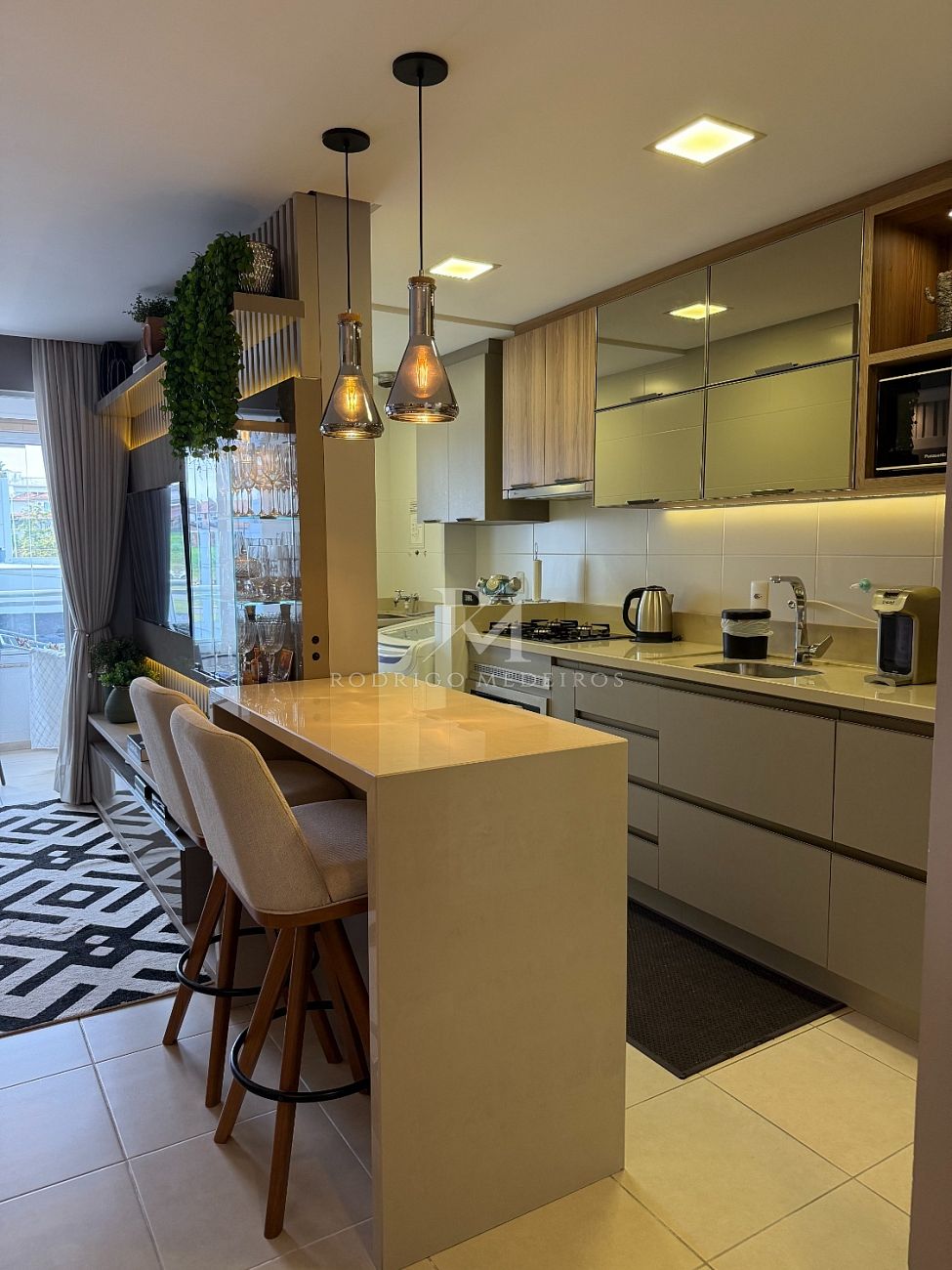 Apartamento Reformado com 2 quartos na Av. Principal do Pagani