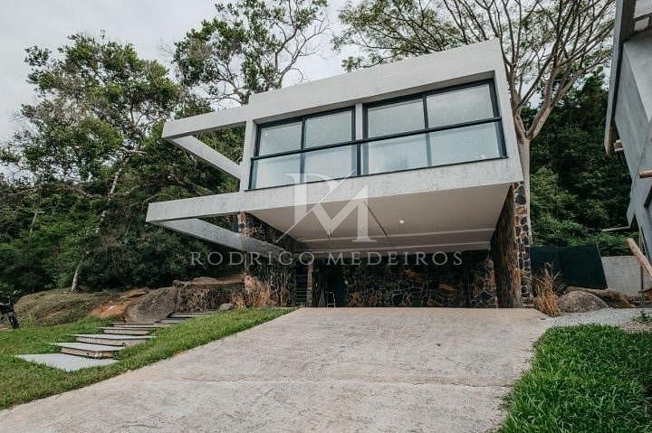 Casa à venda em Canasvieiras, Florianópolis/SC – 3 suítes e rooftop