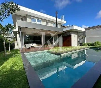 Casa à venda em Jurerê Internacional,Floriaópolis/SC, com 4 suítes, piscina, área gourmet, mobiliada e 389 m² privativos. Porteira fechada.