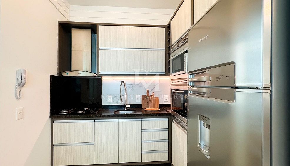 Apartamento de 3 suítes à venda na Meia Praia, Itapema