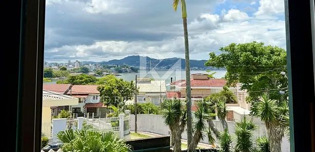 Casa à venda em Coqueiros, Florianópolis, com vista para o mar
