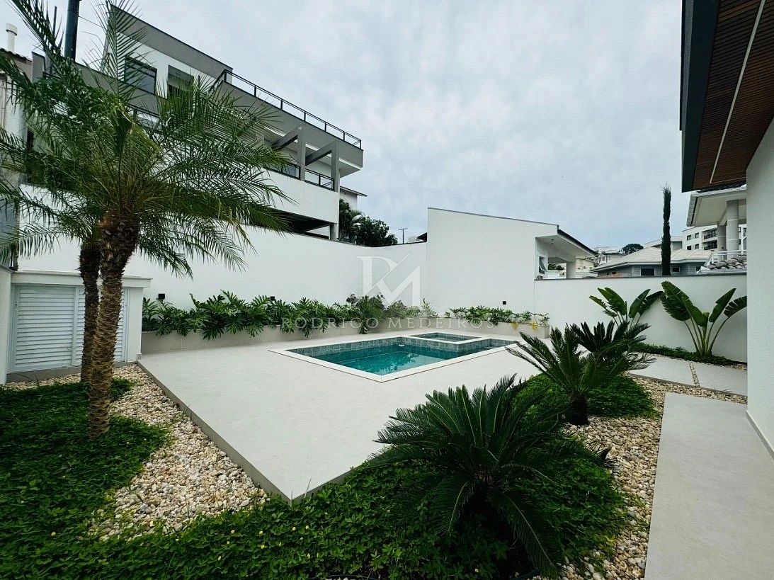 Casa com 3 suítes e piscina na Pedra Branca, Palhoça