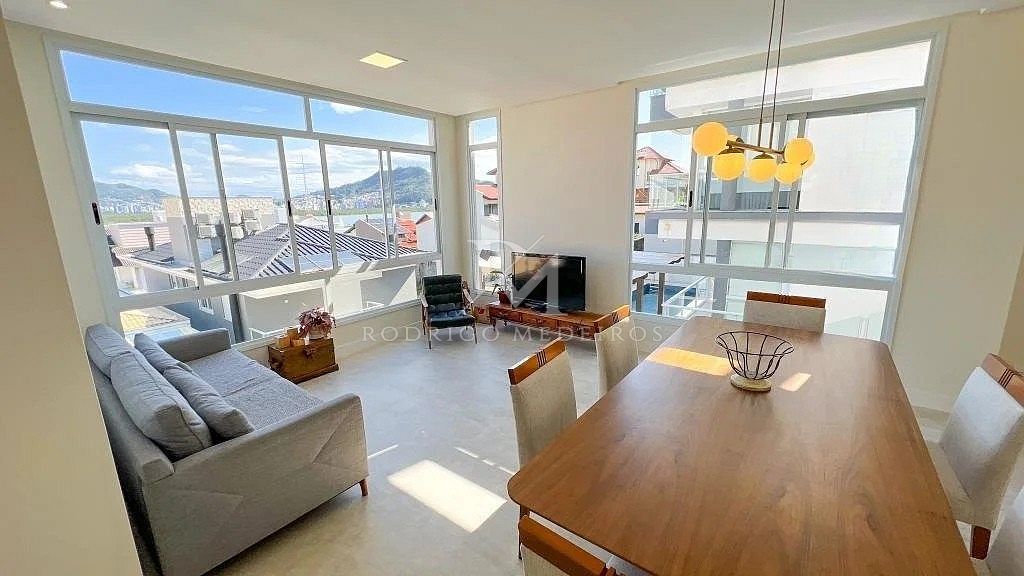 Casa reformada com 5 dormitórios e vista para o mar em Florianópolis/SC