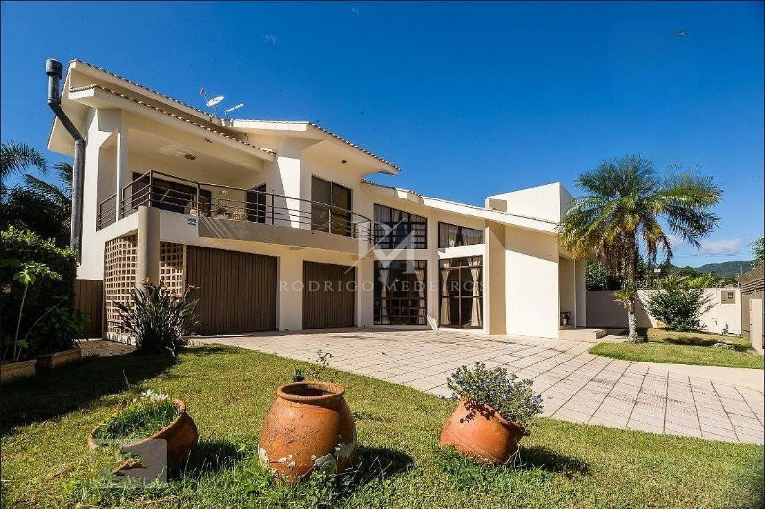 Casa ampla com 4 dormitórios no Itacorubi, Florianópolis