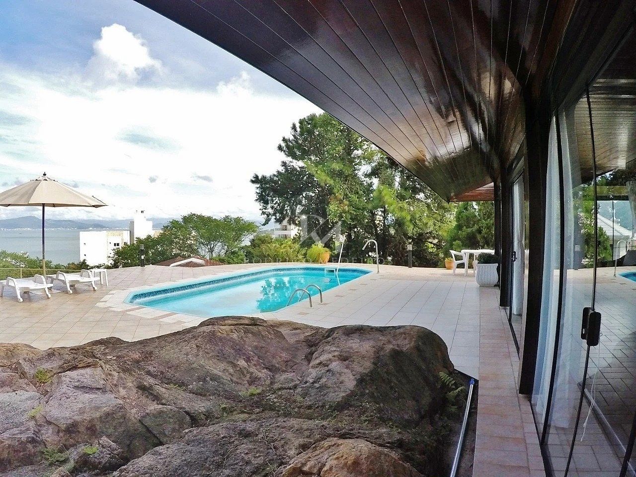 Casa com 4 dormitórios e vista para o mar no João Paulo, Florianópolis/SC