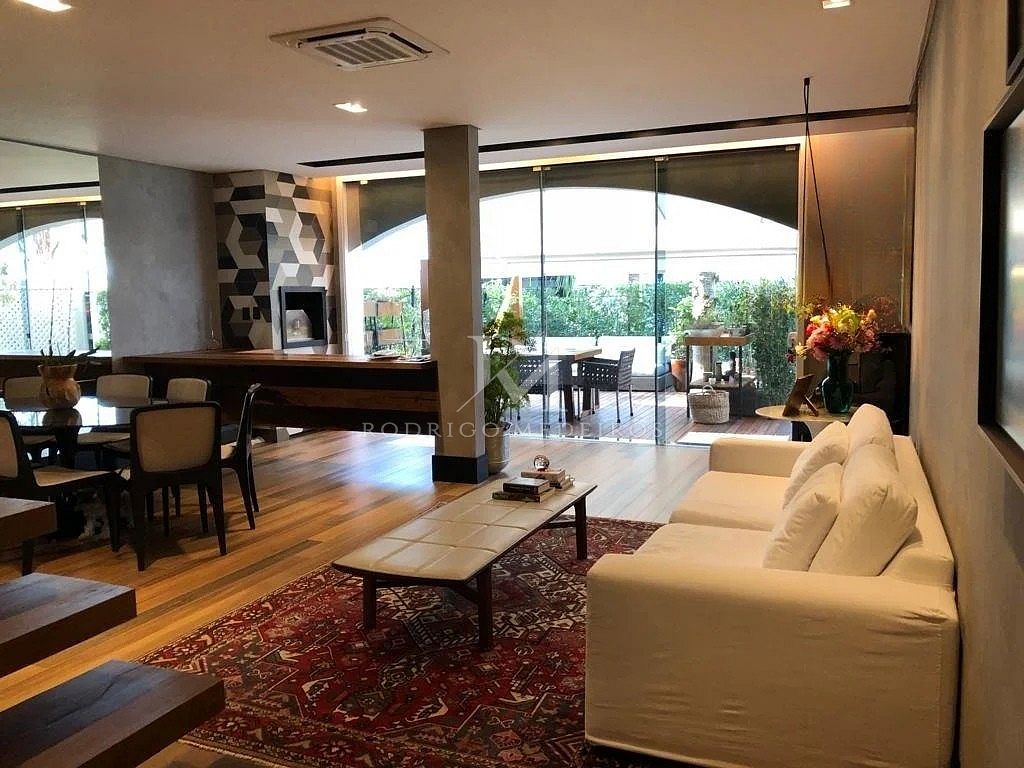 Casa em condomínio com 3 suítes na Lagoa da Conceição/SC