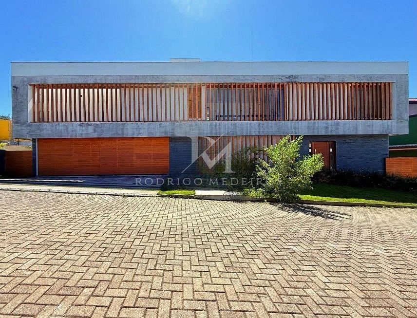 Casa de alto padrão com 5 dormitórios no Rio Tavares, Florianópolis/SC