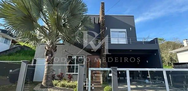 Casa com 3 dormitórios e piscina na Pedra Branca, Palhoça-SC