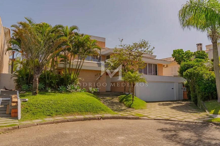 Casa mobiliada com 5 suítes a poucos metros da praia em Jurerê Internacional/SC