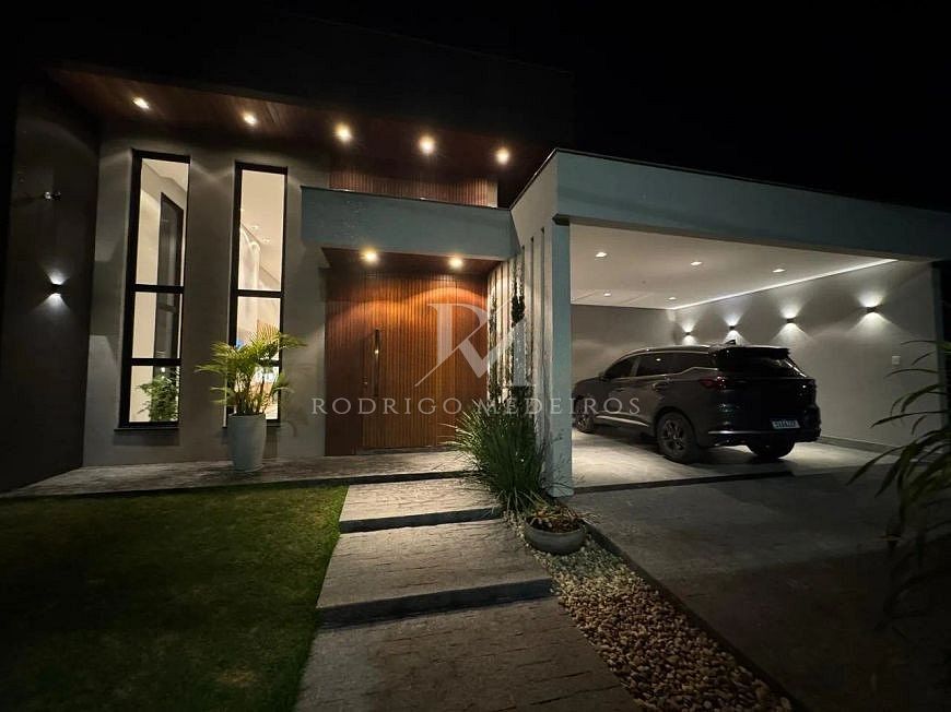 Casa térrea com 3 dormitórios a 500 m do mar no Campeche/SC