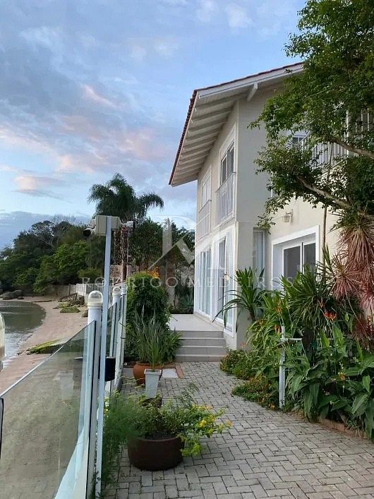 Casa frente mar com 4 suítes no Cacupé, Florianópolis/SC