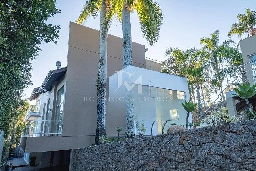 Casa de alto padrão com 7 suítes e vista mar no Cacupé/SC