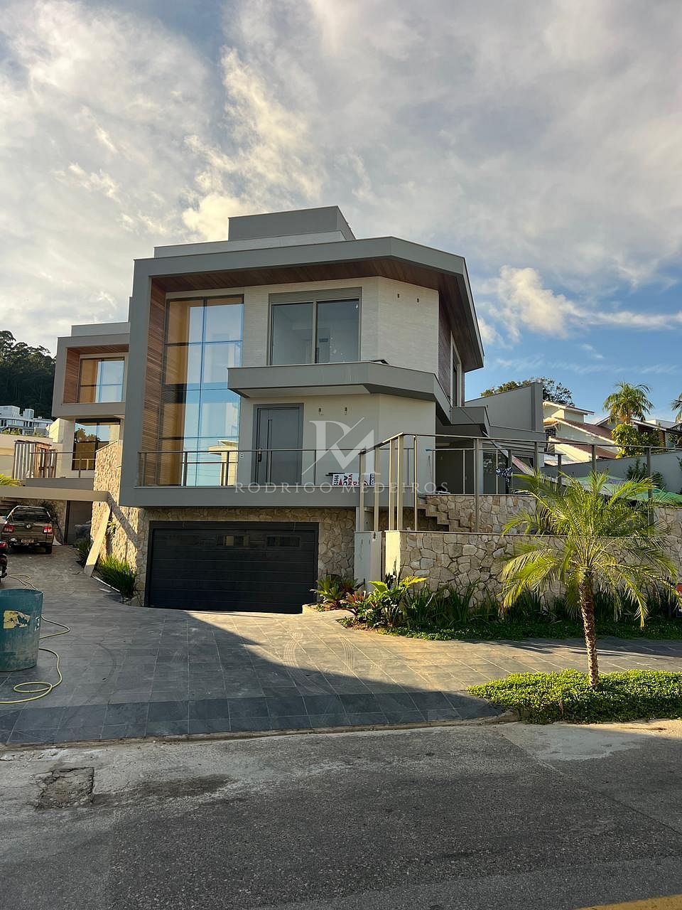 Casa nova com 4 suítes e vista mar no Cacupé, Florianópolis-SC