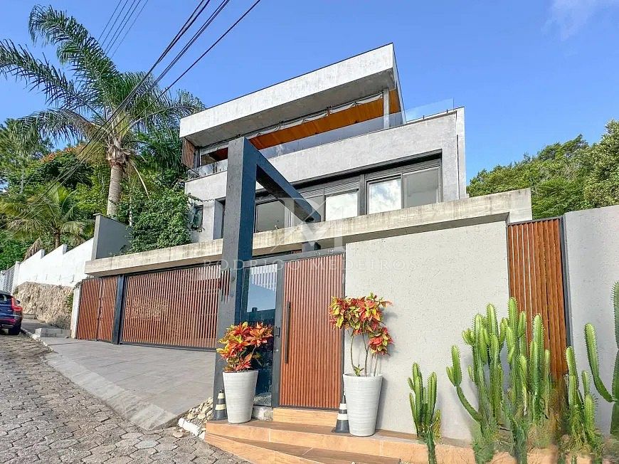 Casa com 3 suítes e vista mar em condomínio no Cacupé/SC