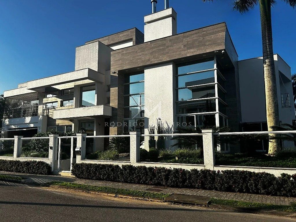 Casa mobiliada com 3 suítes em terreno amplo na Pedra Branca Palhoça-SC