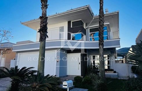 Casa de alto padrão com 3 suítes na Pedra Branca, Palhoça