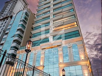 Apartamento de 4 suítes de frente para o mar na Meia Praia, Itapema