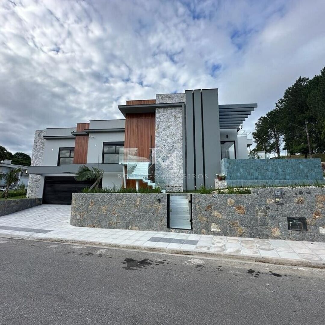 Casa com 3 Suítes no Centro - Palhoça/SC