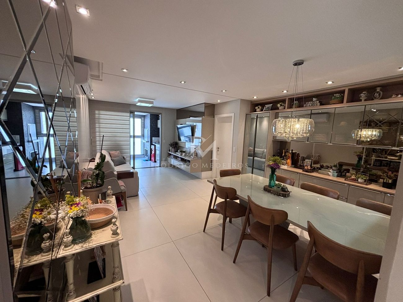 Apartamento porteira fechada com 3 suítes no Balneário do Estreito, Florianópolis