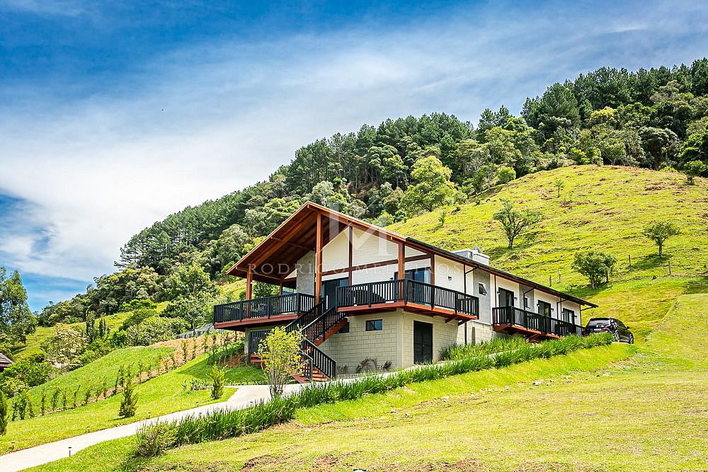 Casa de alto padrão com 4 dormitórios em Rancho Queimado