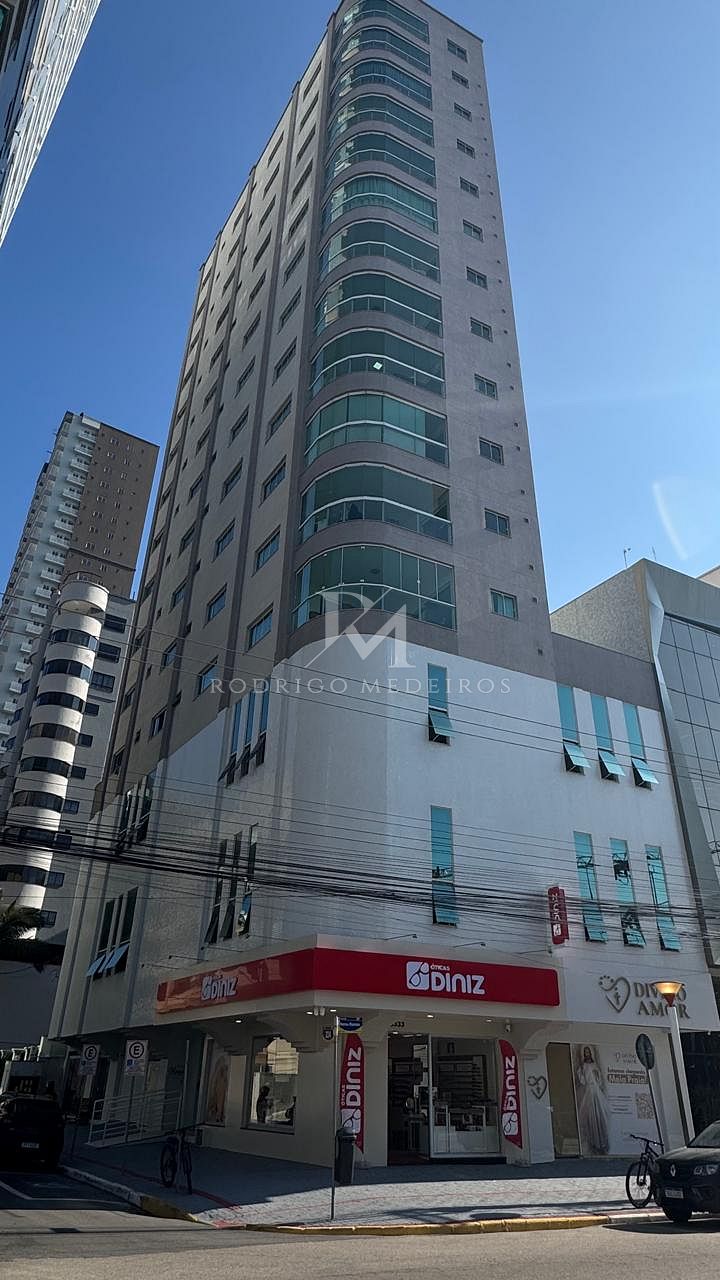 Apartamento com 3 dormitórios em Meia Praia, Itapema