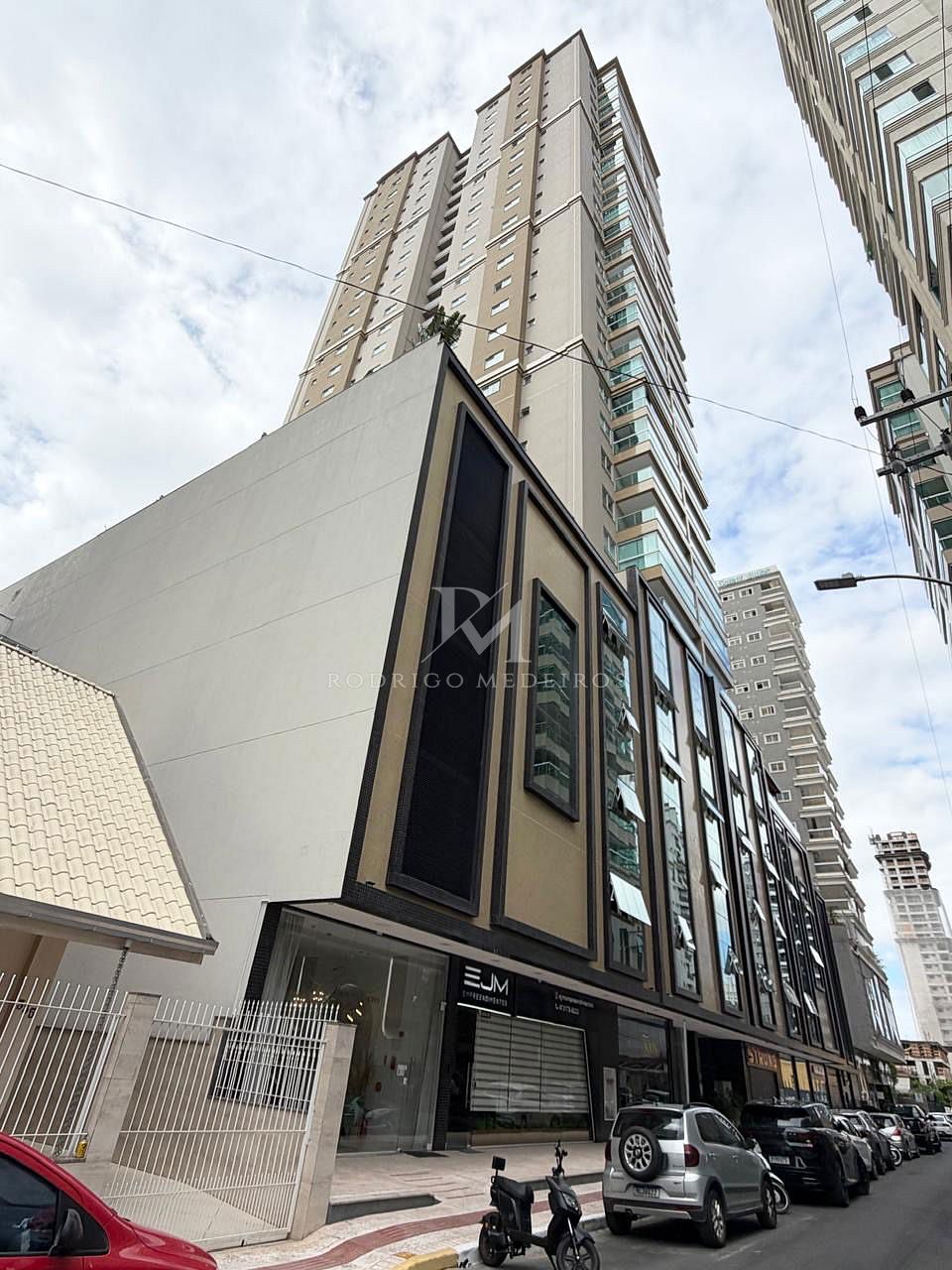 Apartamento 3 suítes à venda na Meia Praia