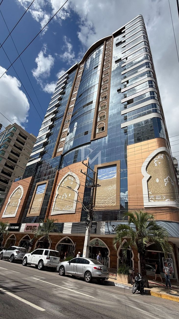 Apartamento mobiliado com 3 suítes na Meia Praia